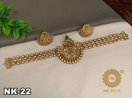 Matte finish choker / necklace set with stud - Golden beads work