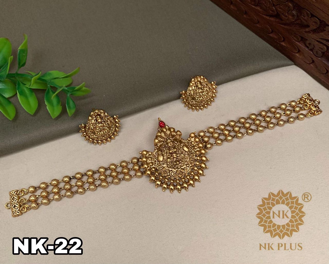 Matte finish choker / necklace set with stud - Golden beads work